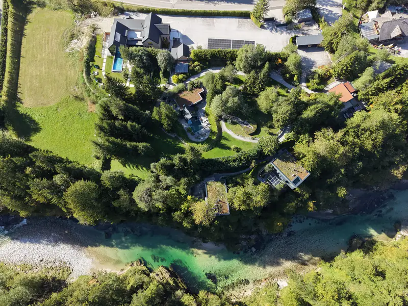 Die Hideaways und das Haupthaus an der Salza